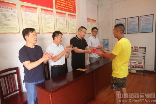 萍鄉(xiāng)長(zhǎng)運(yùn)開(kāi)展向“見(jiàn)義勇為、舍己救人”好司機(jī)寧敏同志學(xué)習(xí)活動(dòng)