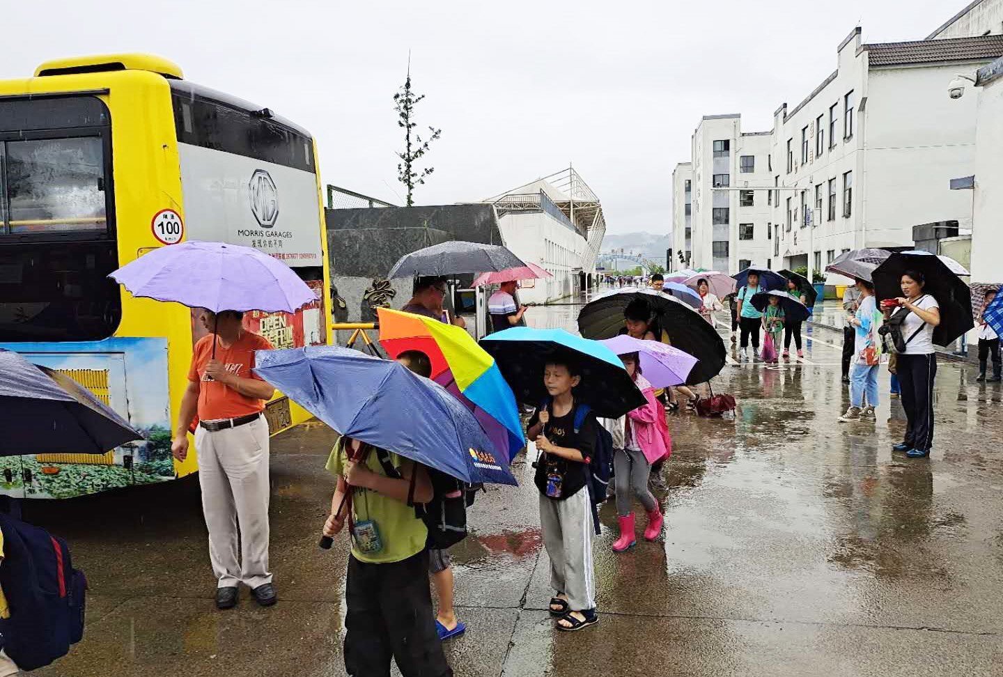 黃山長(zhǎng)運(yùn)汛期加強(qiáng)服務(wù)，保障學(xué)生安全出行