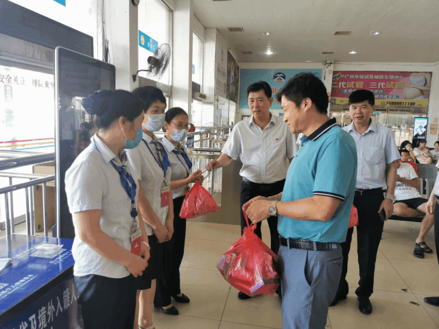 占梁前往鷹潭長(zhǎng)運(yùn)、鷹潭公交為一線(xiàn)員工“送清涼”