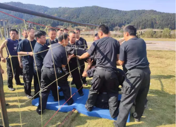 鷹潭長運、公交組建防恐維穩(wěn)應(yīng)急隊并開展拓展訓(xùn)練