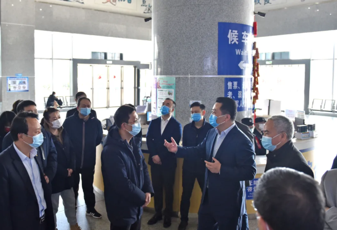 王曉向總部機(jī)關(guān)、都市城際公交干部員工拜年