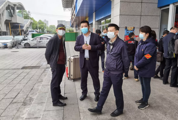 黃俊、穆孫祥先后深入徐坊客運(yùn)分公司督導(dǎo)文明創(chuàng)建、疫情防控、安全生產(chǎn)工作