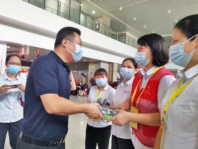 王曉慰問大通物流、都市城際公交一線干部職工