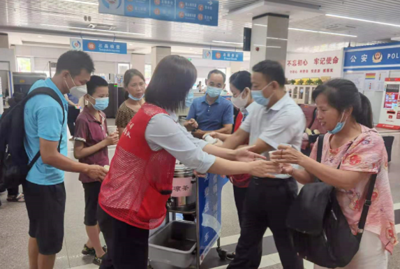 都市城際公交 開(kāi)展 “我為群眾辦實(shí)事，夏日炎炎送清涼”活動(dòng)