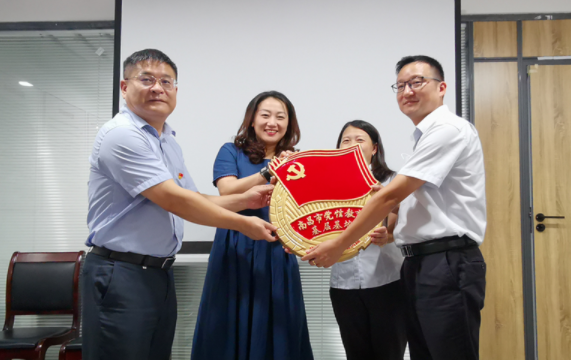 萬(wàn)媛媛到南昌長(zhǎng)途客運(yùn)分公司進(jìn)行“南昌市黨性教育基層基地”掛牌儀式 張小平出席