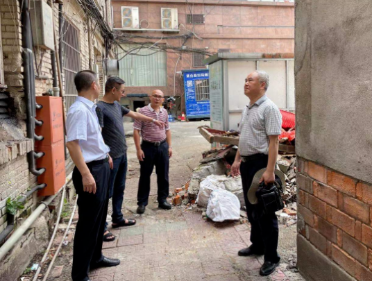 戴豪贛督導(dǎo)長鴻物業(yè)安全生產(chǎn)、疫情防控及危房清退工作