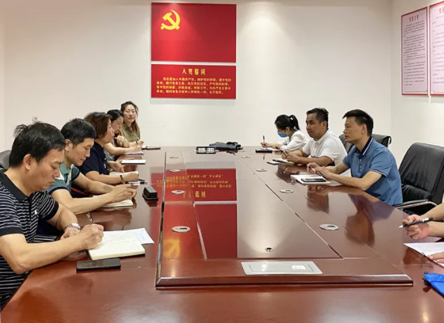 黃俊一行對上饒汽運(yùn)、匯通保險(xiǎn)開展“三公”工作專項(xiàng)檢查