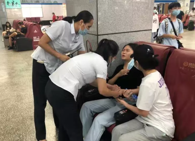 都市城際公交   女乘客突發(fā)不適，工作人員暖心援助