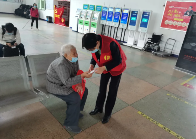 上饒汽運(yùn)：主動服務(wù) 溫暖老年乘客的心