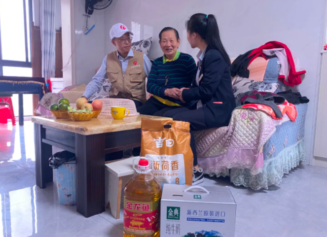 江西長(zhǎng)運(yùn)多家子公司開展重陽(yáng)慰問(wèn)送愛(ài)心活動(dòng)