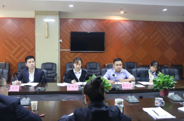 傅琳雁一行深入九江長(zhǎng)運(yùn)開展“三公”違規(guī)問題專項(xiàng)檢查