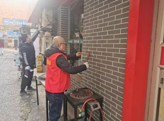 一線報(bào)道 || 長(zhǎng)鴻物業(yè):全面清理轄區(qū)內(nèi)小廣告 助力文明創(chuàng)建