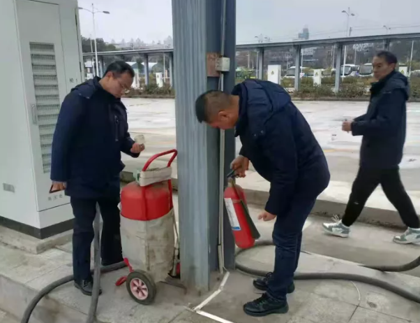 1月29日，南昌市迎來2022年第一場降雪。為進一步防范雨、雪、冰凍等惡劣天氣對道路旅客運輸?shù)牟焕绊?，避免各項安全生產(chǎn)事故，都市城際公交成立了四個安全檢查組一早趕赴現(xiàn)場，對各單位應(yīng)對雨、雪寒潮天氣安全防范責任、防范措施的落實情況進行督導檢查。檢查組重點對車輛安全例檢操作流程、車輛安全技術(shù)狀況，駕駛員從業(yè)資格證以及車輛