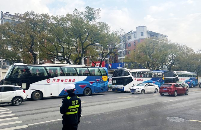 景德鎮(zhèn)長(zhǎng)運(yùn)旅游發(fā)展公司圓滿完成“景德鎮(zhèn)國際陶瓷藝術(shù)雙年展”運(yùn)輸任務(wù)