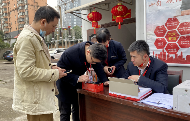 長運(yùn)出租  辦實事 邀請銀行上門辦理收款二維碼服務(wù)