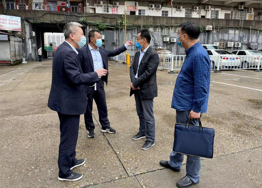 穆孫祥一行深入長運出租、都市城際公交青山客運分公司、加油站督導疫情防控工作