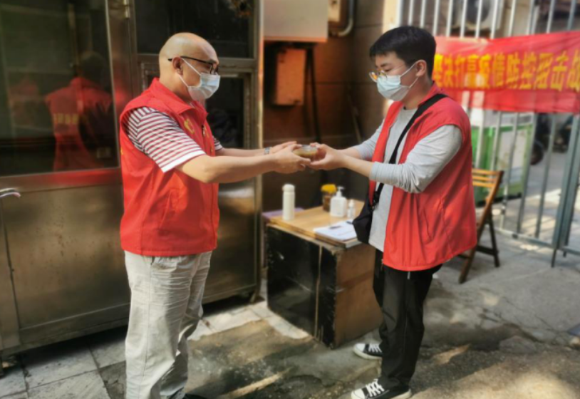 開展“防控卡點(diǎn)送清涼 助力抗疫情” 慰問活動(dòng)