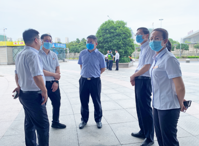 張小平督導(dǎo)長(zhǎng)途汽車(chē)西站復(fù)工復(fù)產(chǎn)、疫情防控及“端午節(jié)”安全運(yùn)輸工作