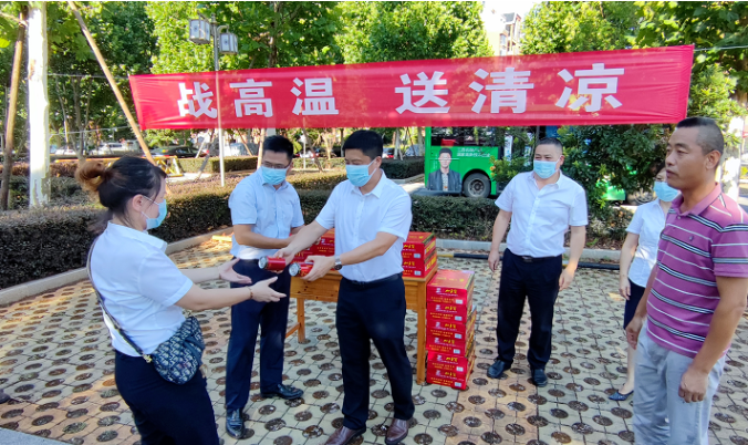 占梁慰問(wèn)鷹潭長(zhǎng)運(yùn)、鷹潭公交一線職工  肖良芝陪同