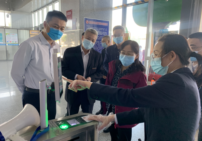 省交通運輸廳領(lǐng)導督導南昌長途汽車西站安全生產(chǎn)及疫情防控工作