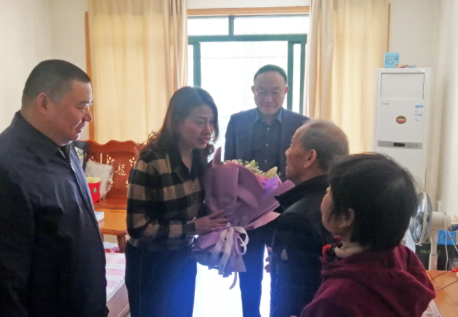 省總工會領(lǐng)導(dǎo)慰問全國勞動模范、江西長運(yùn)退休職工高國軍 胡維泉陪同
