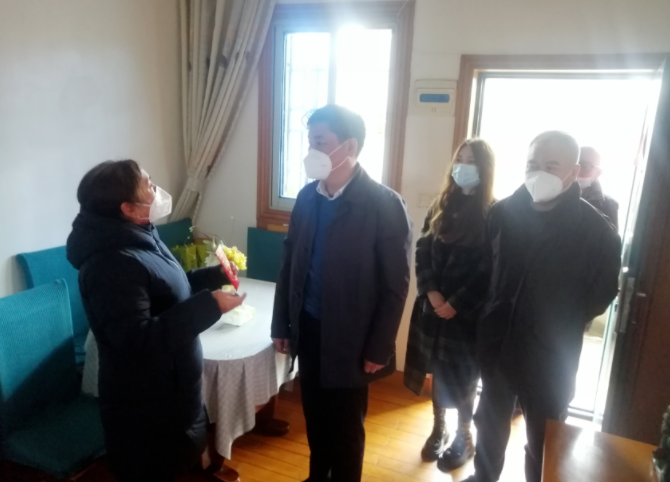 陳皓冒雨走訪慰問市勞模、退休長(zhǎng)運(yùn)老職工萬(wàn)正梅