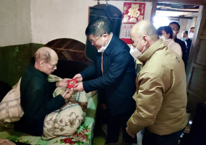 張小平、戴豪贛、黃俊、劉志堅(jiān)慰問困難職工