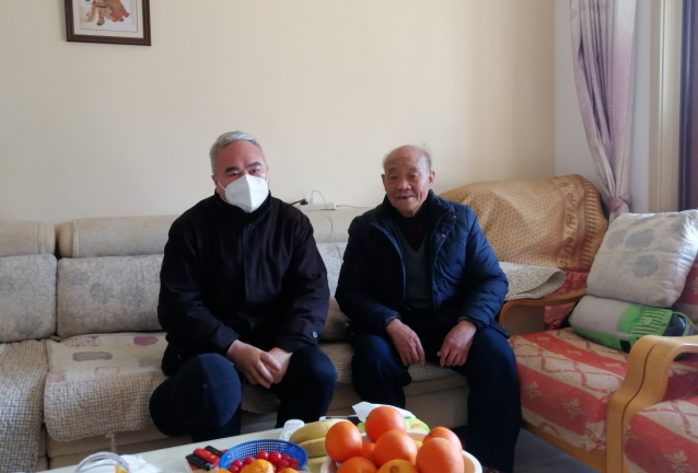 張小平、戴豪贛、黃俊、劉志堅(jiān)慰問困難職工