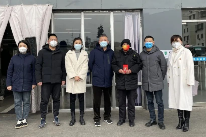 張小平、戴豪贛、黃俊、劉志堅(jiān)慰問困難職工