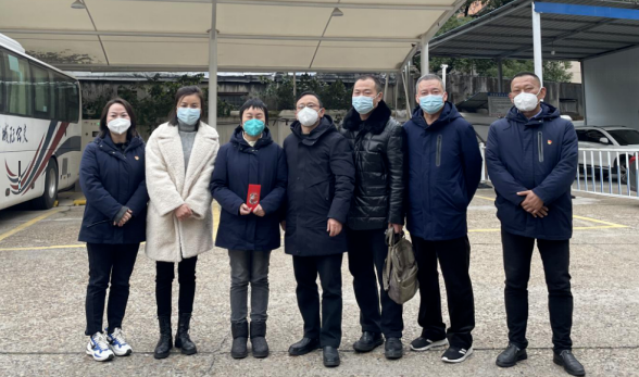 張小平、戴豪贛、黃俊、劉志堅(jiān)慰問困難職工