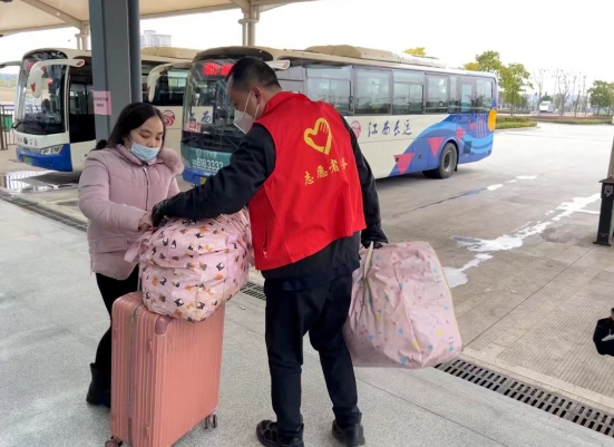 直擊春運(yùn)現(xiàn)場 || 吉安長運(yùn)：?暖冬送祝福 春運(yùn)伴你行
