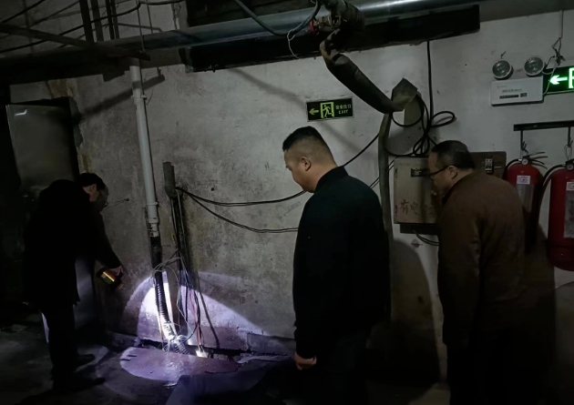 長運(yùn)物業(yè)  商城分公司檢查抽水泵，保障雨季安全