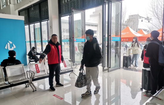 共青公司開展“開學(xué)保駕護(hù)航”志愿服務(wù)活動