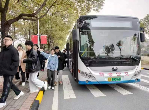 新余公交:定制公交進(jìn)校園 高效順暢又安全