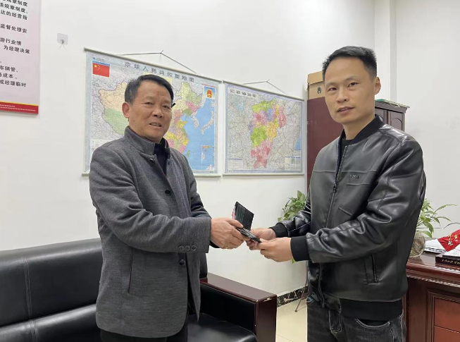 鄱陽(yáng)長(zhǎng)運(yùn)：拾金不昧暖人心，乘客致謝送錦旗