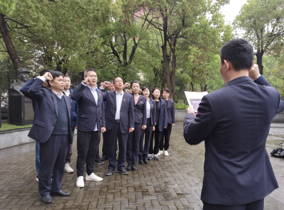 都市城際公交 旅游客運(yùn)分公司黨支部開(kāi)展“緬懷革命先烈，傳承紅色基因”祭掃活動(dòng)