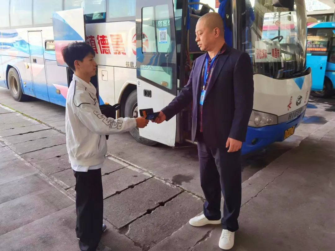 景德鎮(zhèn)長運(yùn):駕駛員拾金不昧受贊譽(yù)