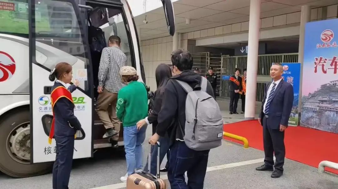 上饒汽運(yùn):望仙谷旅游直通車 備受旅客青睞