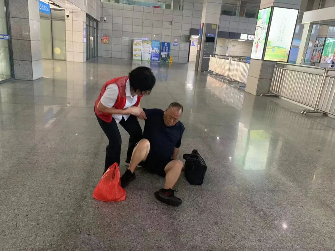 上饒汽運:旅客不慎摔倒 車站工作人員及時出手相助
