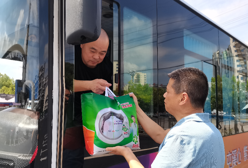 黃山長(zhǎng)運(yùn) 開(kāi)展“送清涼、送安全”慰問(wèn)活動(dòng)