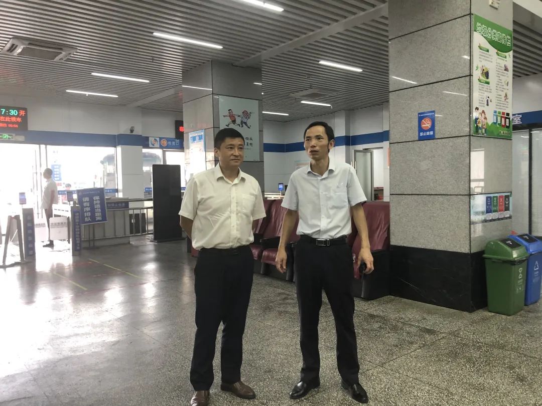 占梁督導(dǎo)青山客運(yùn)站創(chuàng)文鞏衛(wèi)、青山驛站建設(shè)等工作