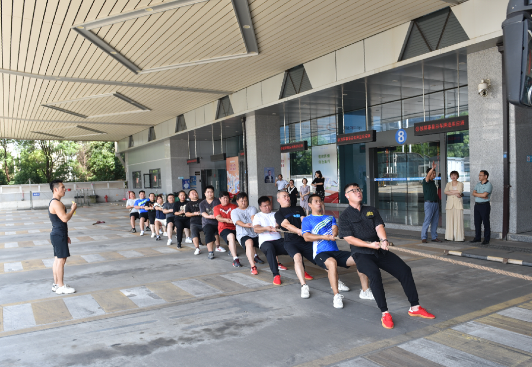 劉志堅(jiān)、占梁一行看望慰問(wèn)南昌交投集團(tuán)拔河隊(duì)