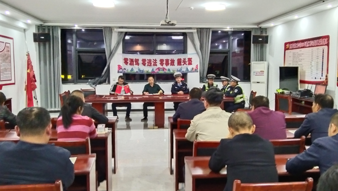 撫州長運(yùn):崇仁分公司開展駕駛員交通安全教育活動(dòng)