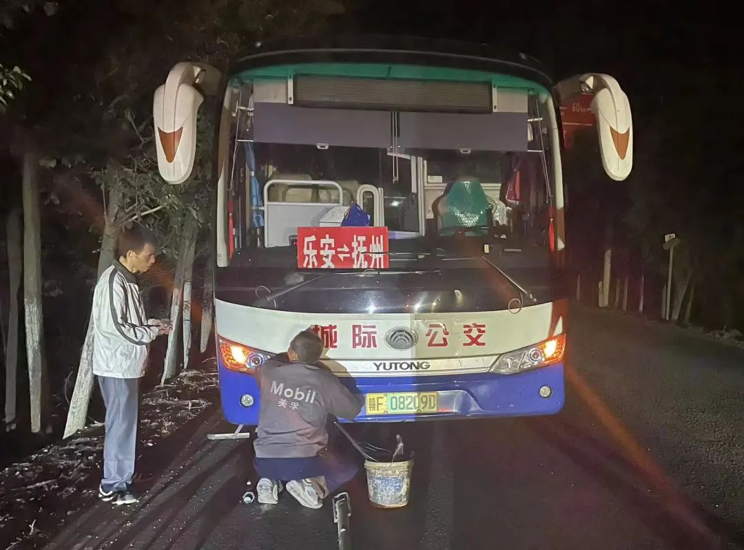 撫州長(zhǎng)運(yùn):公交車夜間拋錨 搶修小組緊急搶修