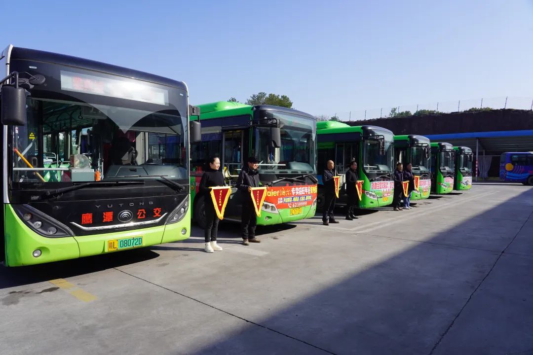 鷹潭公交舉行鷹潭市“最美公交線路、最美公交駕駛員”授旗（標(biāo)）儀式