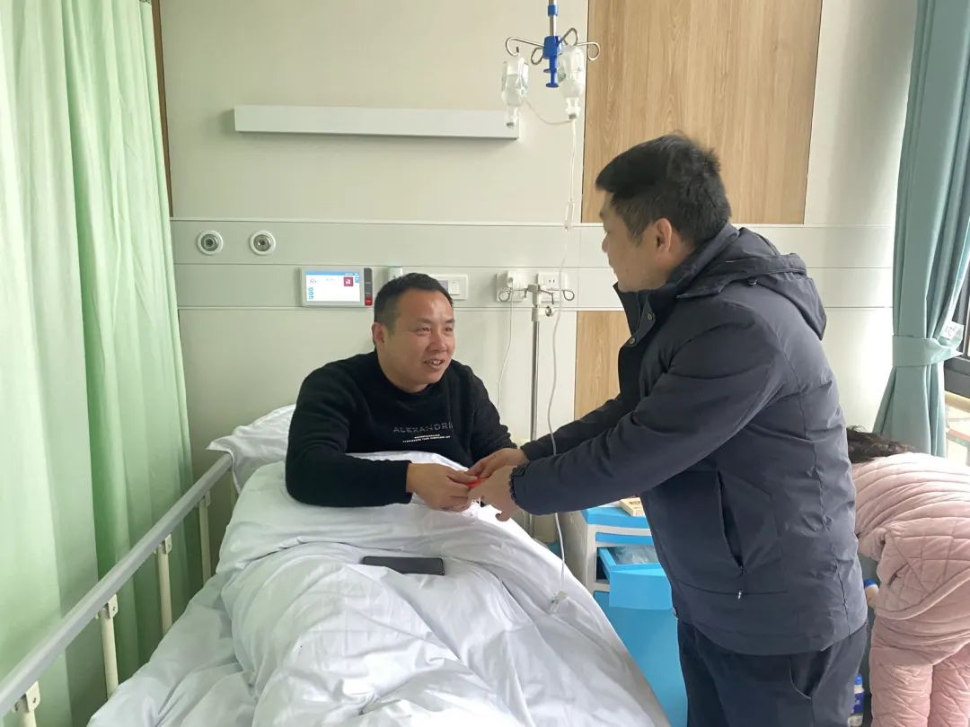 慰問生病住院職工 點(diǎn)滴關(guān)愛暖人心