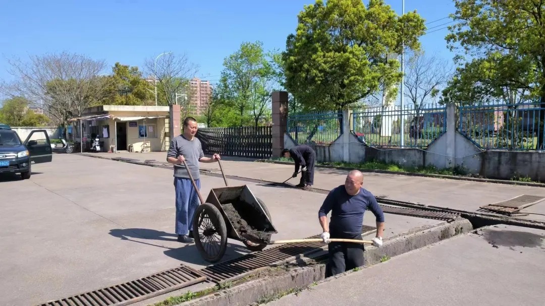 新余公交 清理水西停車(chē)場(chǎng)排污下水道