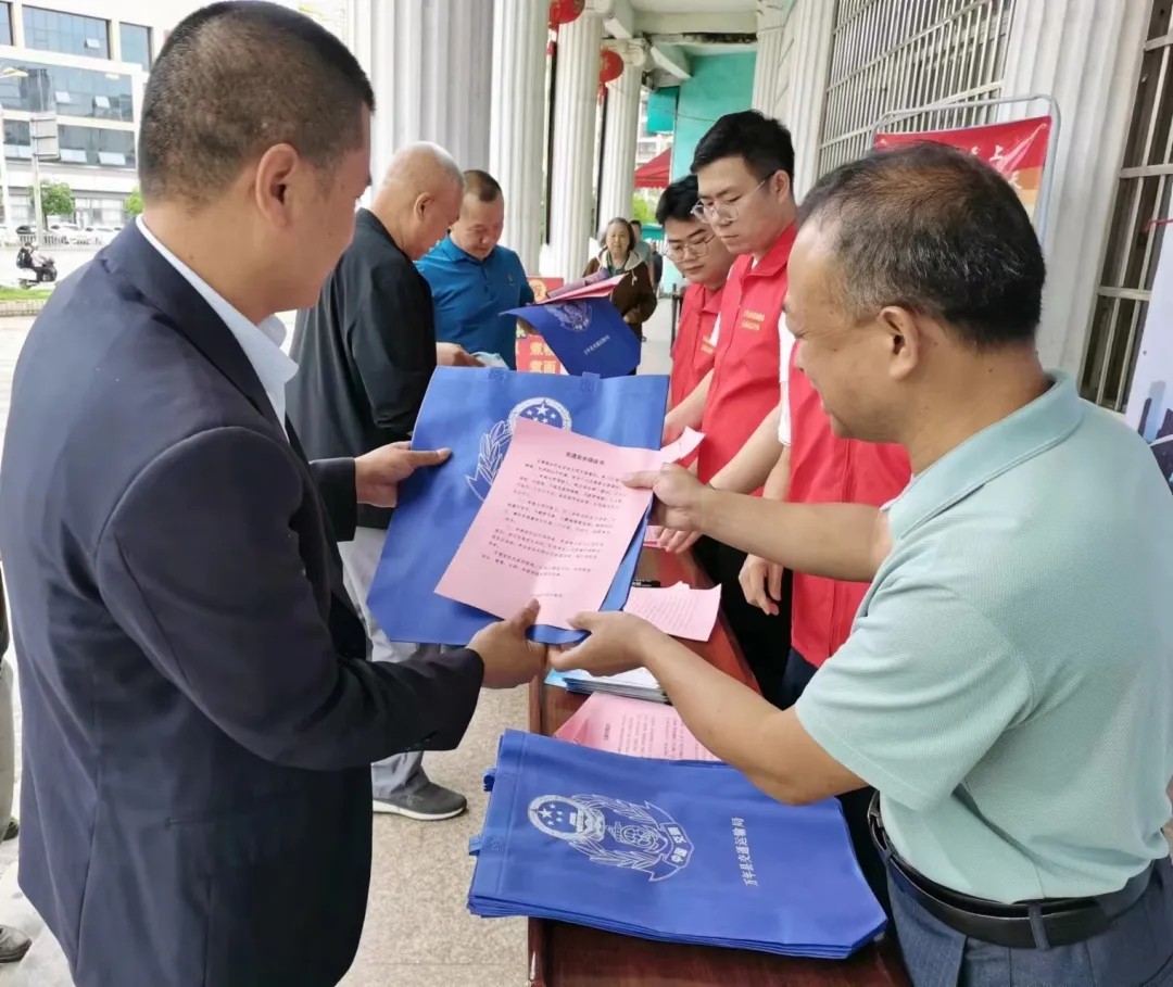 上饒汽運:萬年公司開展“安全生產(chǎn)月”咨詢?nèi)栈顒? onmousewheel=