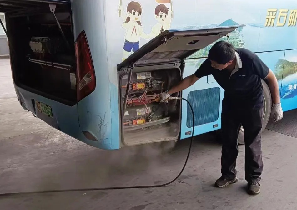 馬鞍山長客 客運(yùn)分公司公營車隊積極開展夏季車輛維護(hù)保養(yǎng)工作