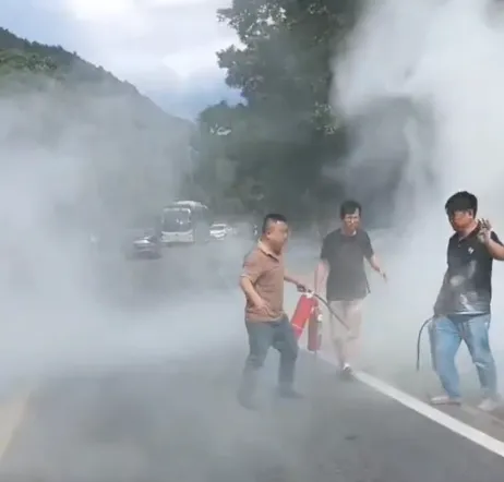 萍鄉(xiāng)長(zhǎng)運(yùn):小轎車(chē)撞入路溝起火 駕駛員秒變“救火衛(wèi)士”